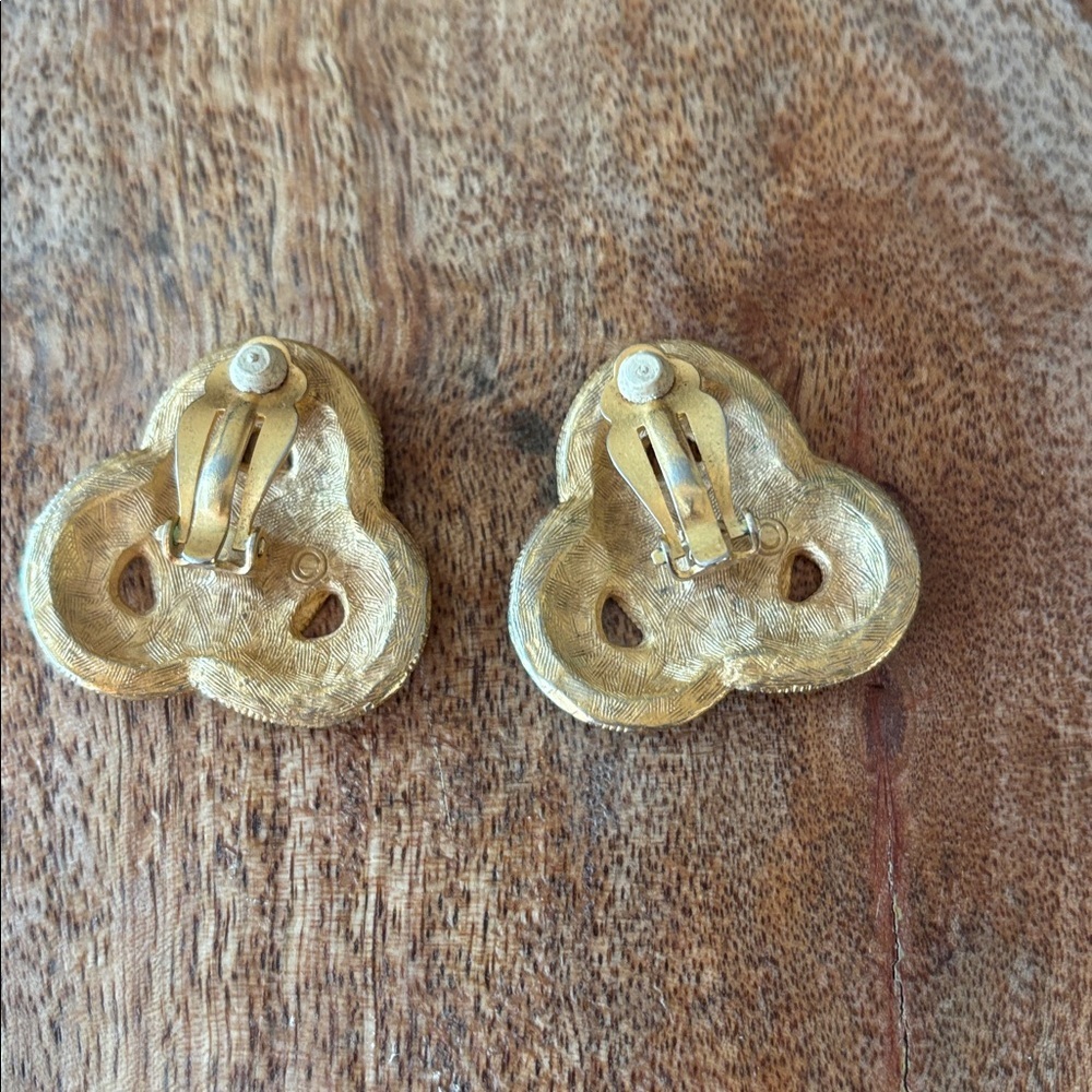 Vintage Endless Celtic Knot Clip On Earrings Black Enamel Gold Tone 80s Chunky - Picture 4 of 6